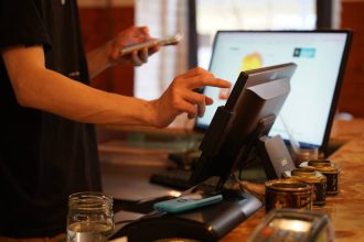 Interface d'un logiciel de caisse affichant des ventes et des stocks en temps réel