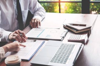 Dirigeant consultant un expert-comptable pour choisir le bon partenaire financier