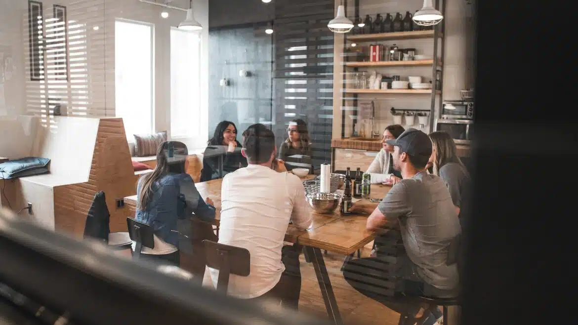 collaborateurs en réunion