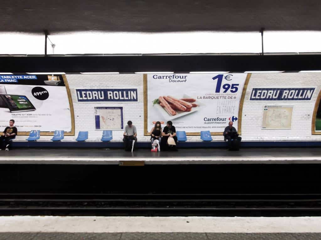 panneaux publicitaires dans la gare