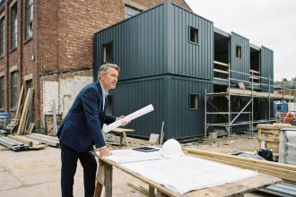 Architecte en costume sur un chantier moderne en extérieur