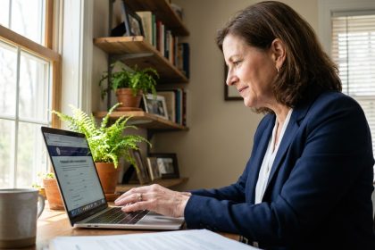 Femme d'affaires au bureau en pleine rédaction d'une assurance