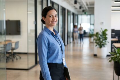 Femme professionnelle dans un bureau moderne en portrait
