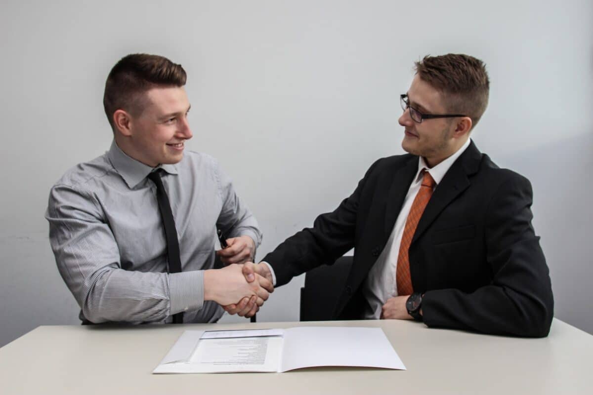 poignée de mains entre deux hommes d'affaires