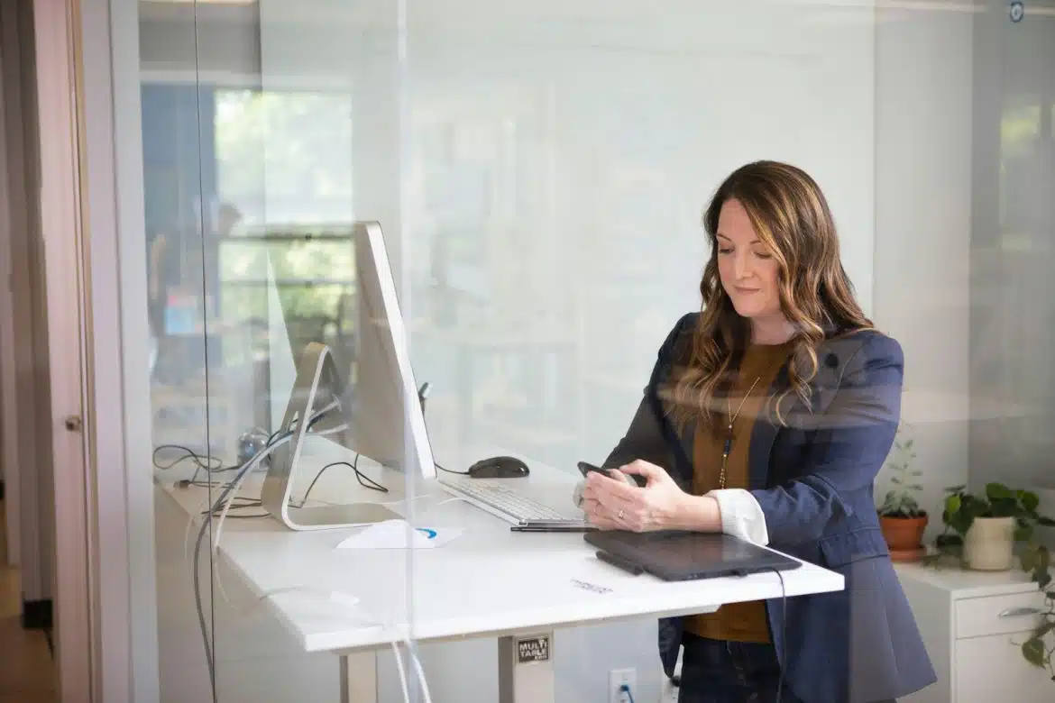 une femme dans son bureau